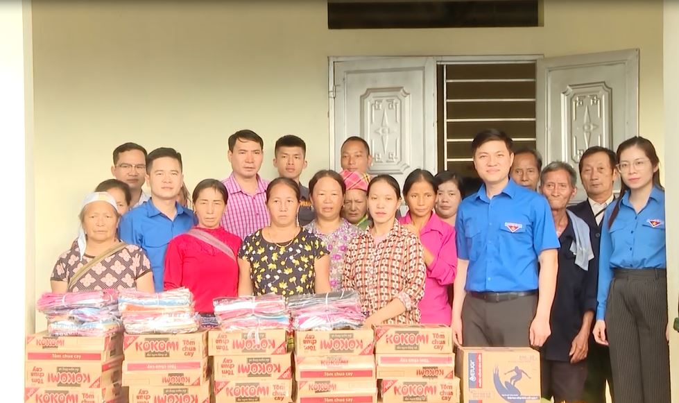 Tỉnh đoàn Hà Giang thăm hỏi, hỗ trợ nhu yếu phẩm cho người dân vùng lũ