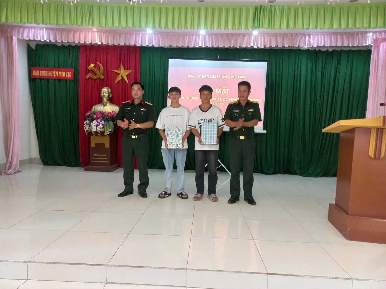 Ban CHQS huyện Mèo Vạc gặp gỡ thí sinh trúng tuyển vào trường Quân đội