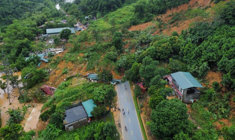 Khắc phục hậu quả sạt lở đất tại xã Việt Vinh, huyện Bắc Quang