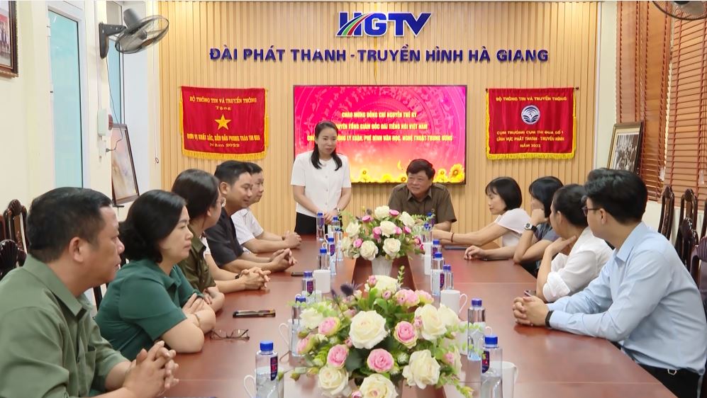 Đồng chí Nguyễn Thế Kỷ, Chủ tịch Hội đồng lý luận, phê bình Văn học nghệ thuật Trung ương thăm và nói chuyện với cán bộ, viên chức Đài PT – TH tỉnh Hà Giang.