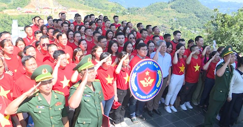 Đoàn Thanh niên Tổng cục Hải quan Việt Nam chào cờ tại Cột cờ quốc gia Lũng Cú