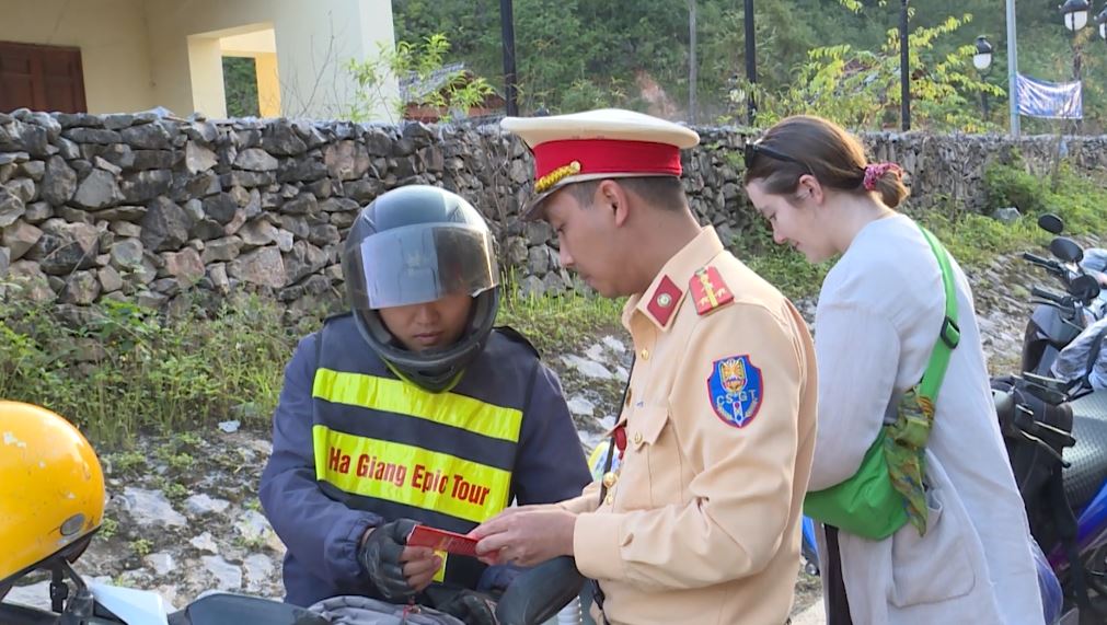 Công an huyện Đồng Văn đảm bảo an toàn giao thông Lễ hội hoa Tam giác mạch năm 2023