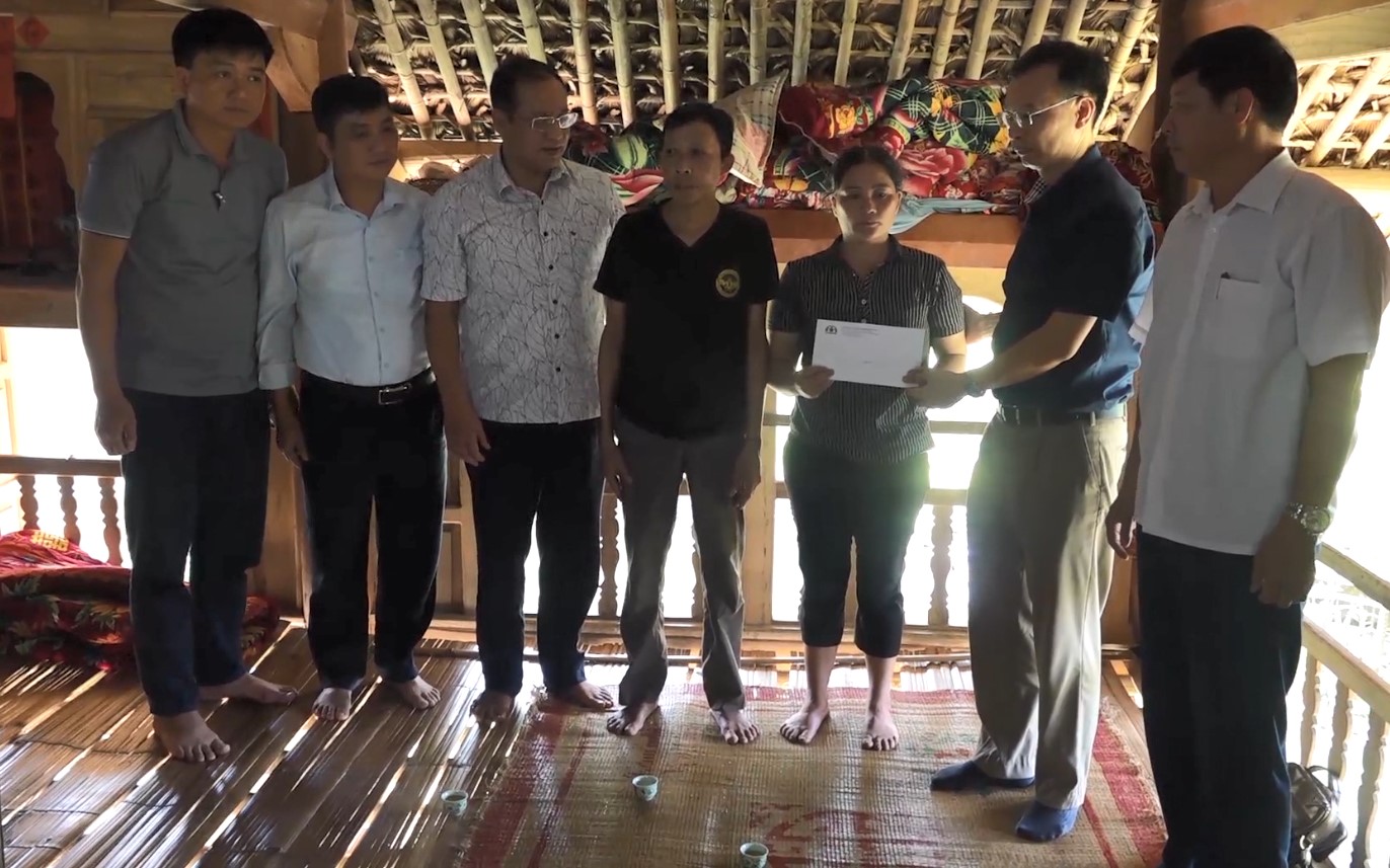 Đoàn công tác Ủy ban ATGT quốc gia thăm hỏi các gia đình có người bị tai nạn giao thông tại huyện Bắc Quang