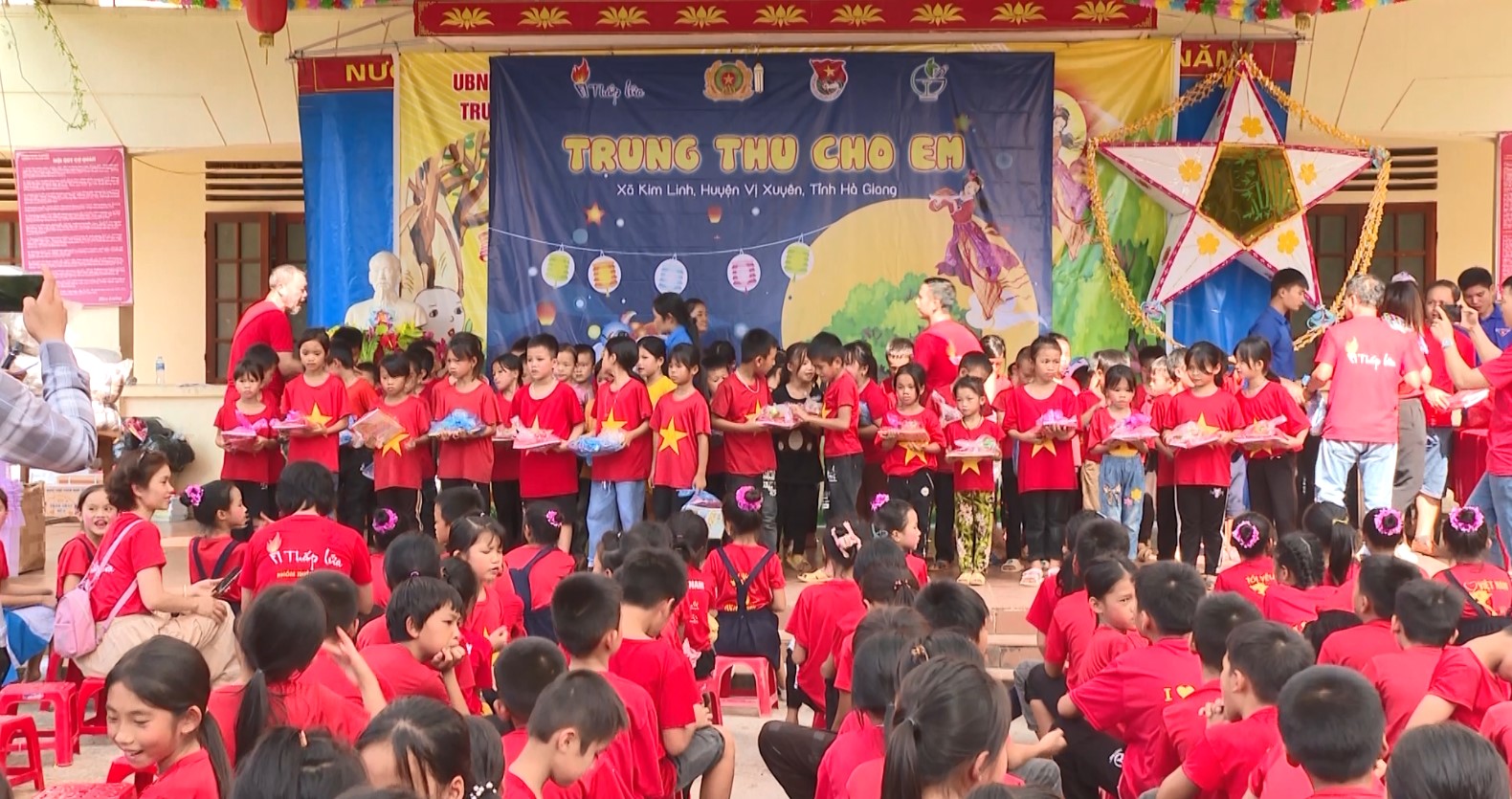 Đoàn thiện nguyện Thắp Lửa tặng quà tại xã Kim Linh, huyện VỊ Xuyên