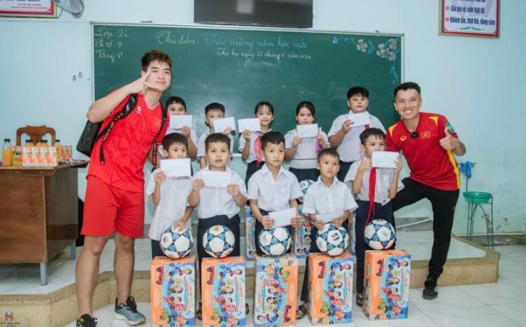 Quang Hải, Văn Hậu cùng Đỗ Kim Phúc trao '1000 trái bóng cho em'