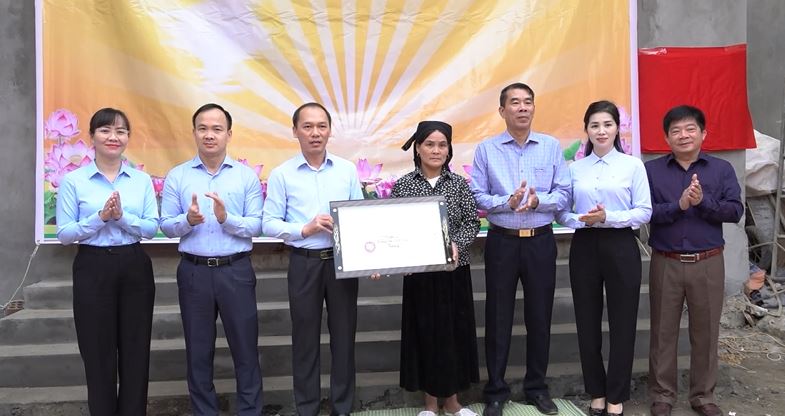 Văn phòng Tỉnh ủy Hà Giang và Tuyên Quang trao nhà cho hộ nghèo Yên Minh