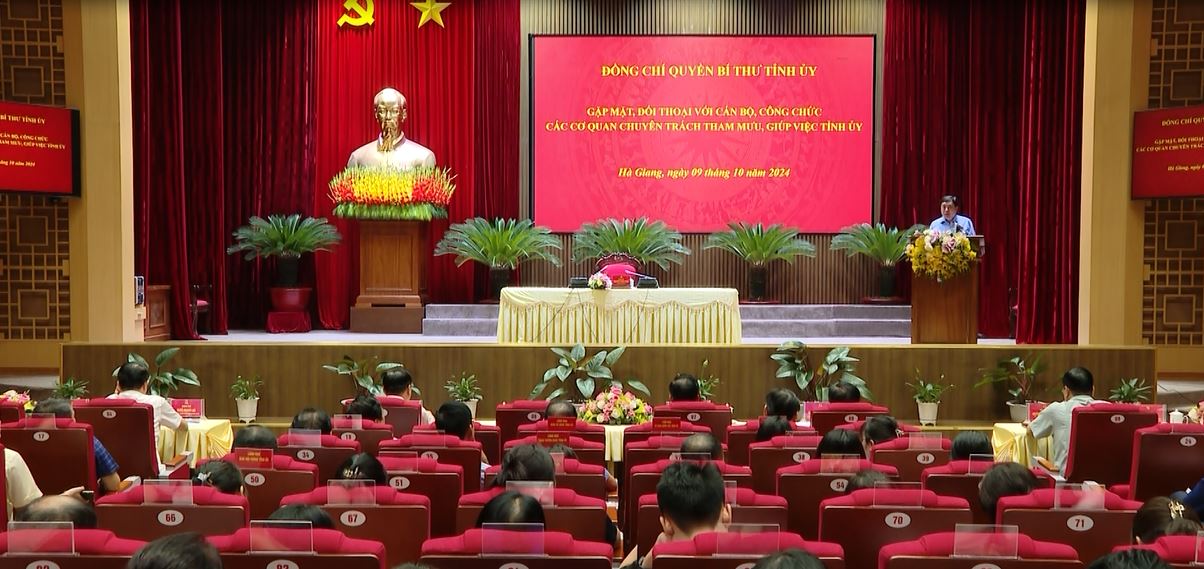 Quyền Bí thư Tỉnh uỷ Nguyễn Mạnh Dũng gặp mặt, đối thoại với CBCC các cơ quan chuyên trách, tham mưu giúp việc Tỉnh uỷ