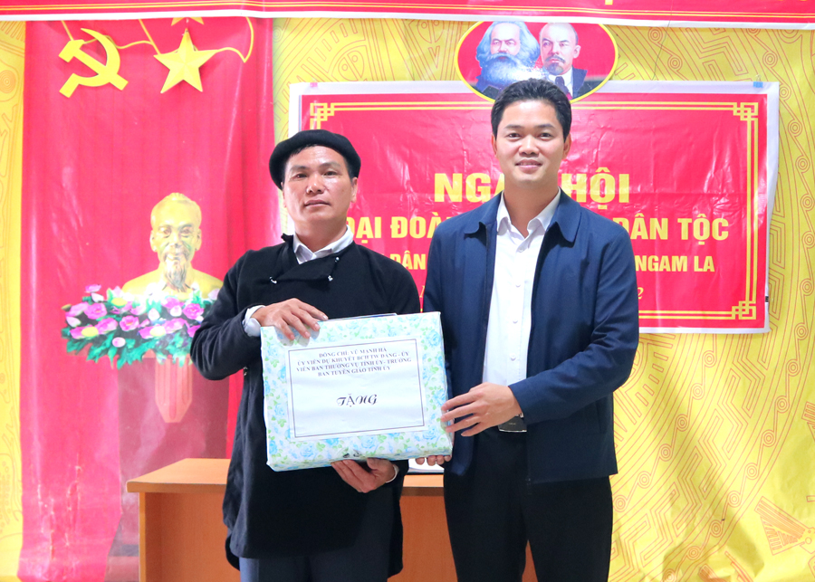 Trưởng Ban Tuyên giáo Tỉnh ủy Vũ Mạnh Hà dự Ngày hội ĐĐK toàn dân tộc tại thôn Tiến Hòa xã Ngam La (Yên Minh)