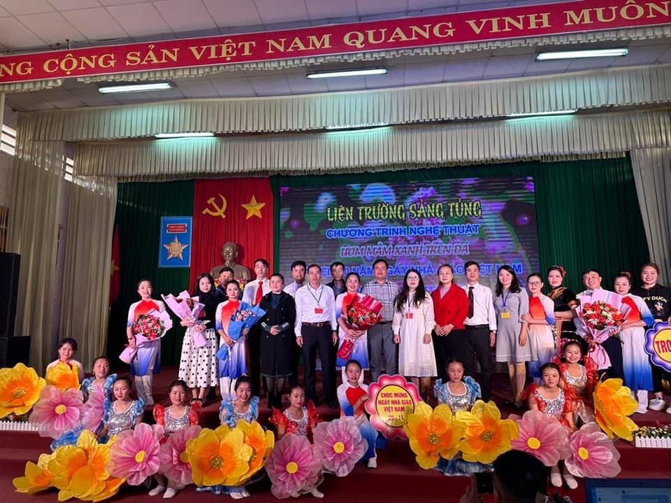Gần 600 giáo viên tham gia Hội thi “Liên hoan Tiếng hát người giáo viên cao nguyên đá”