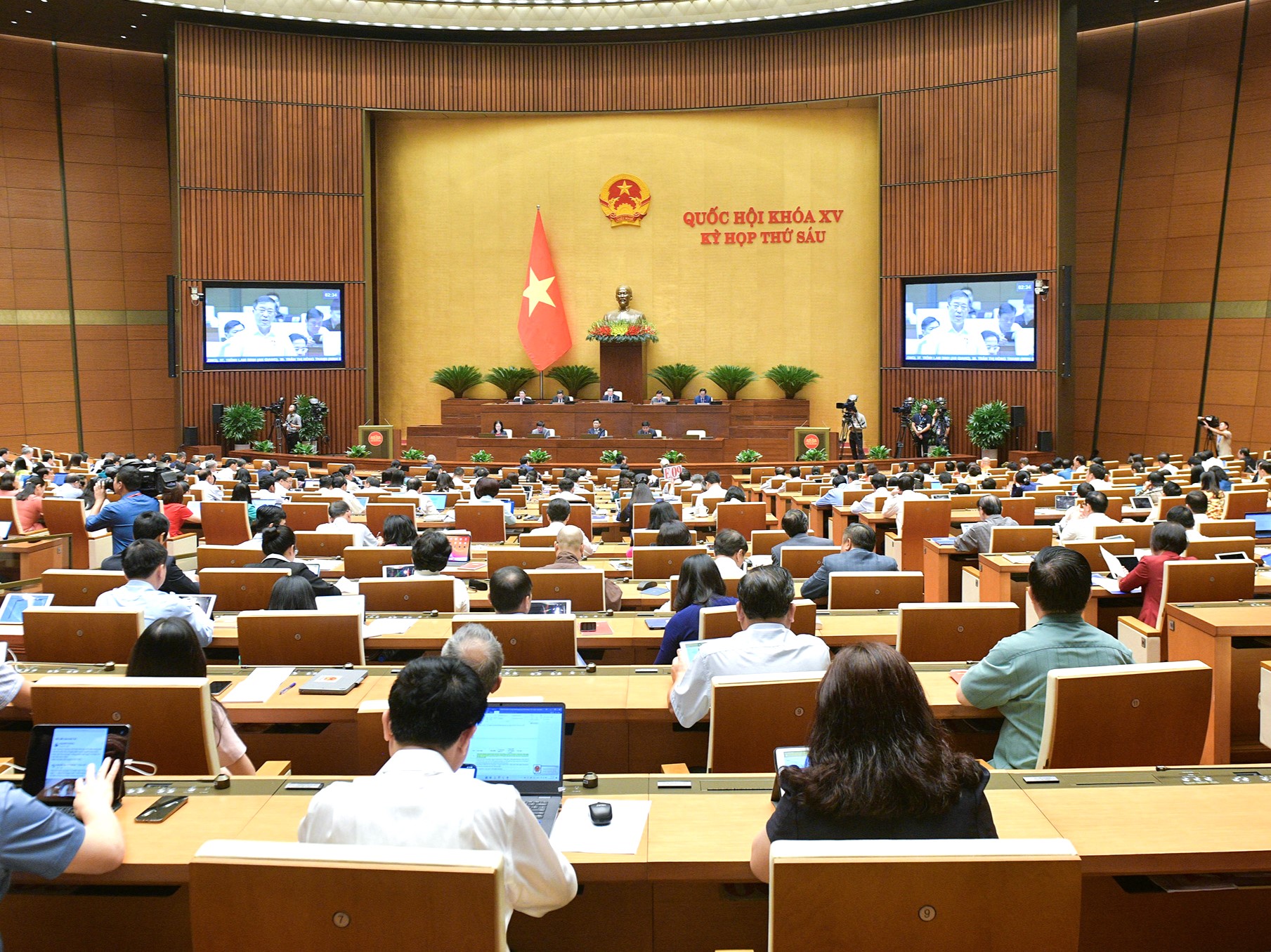 Đại biểu Phạm Thúy Chinh (Đoàn ĐBQH khóa XV đơn vị tỉnh Hà Giang) thảo luận về tình hình KT – XH