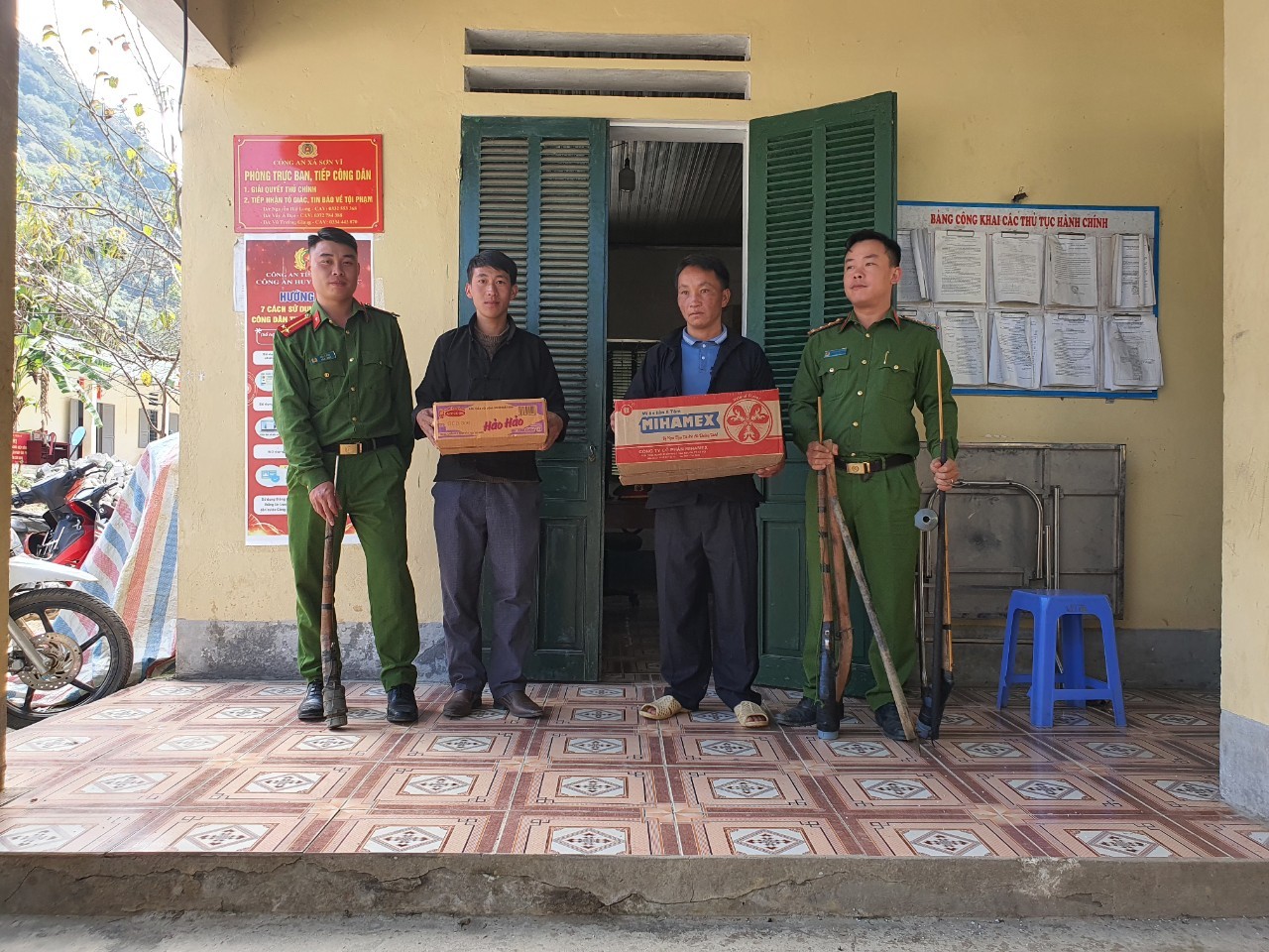 Công an huyện Mèo Vạc vận động thu hồi 97 vũ khí, vật liệu nổ, công cụ hỗ trợ