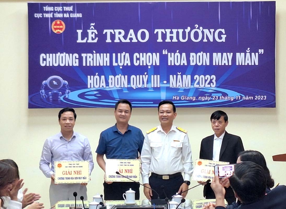 Trao thưởng chương trình “Hóa đơn may mắn” quý III
