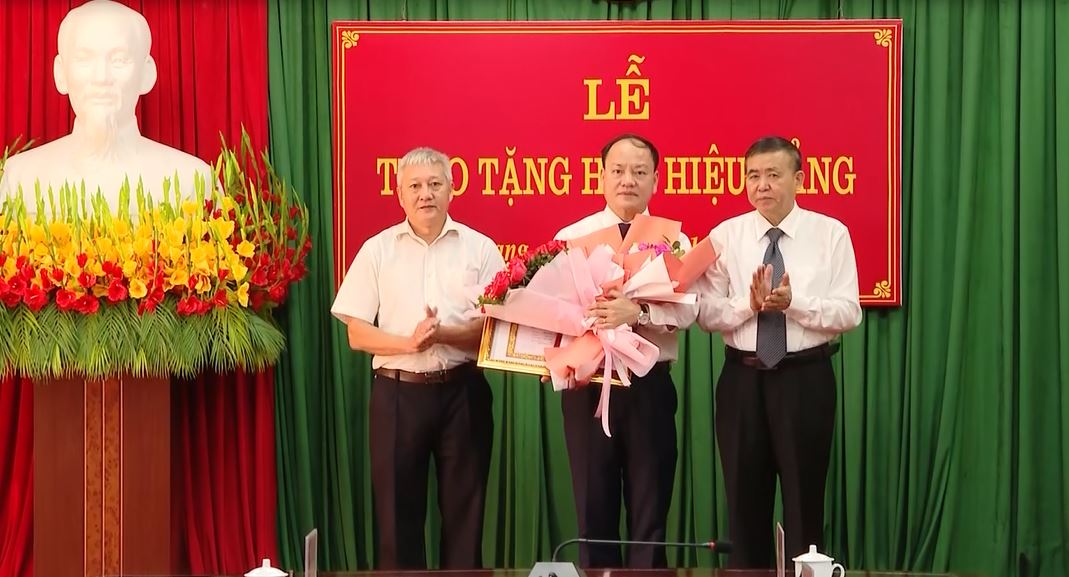Ban Tổ chức Tỉnh ủy trao huy hiệu 30 năm tuổi Đảng
