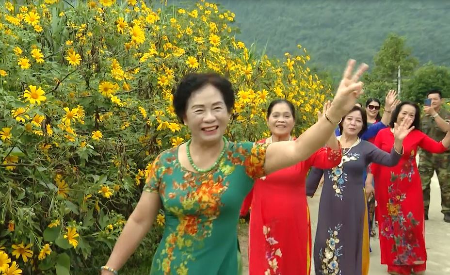Lễ hội hoa dã quỳ lần thứ 2 thu hút đông du khách và người dân tham gia