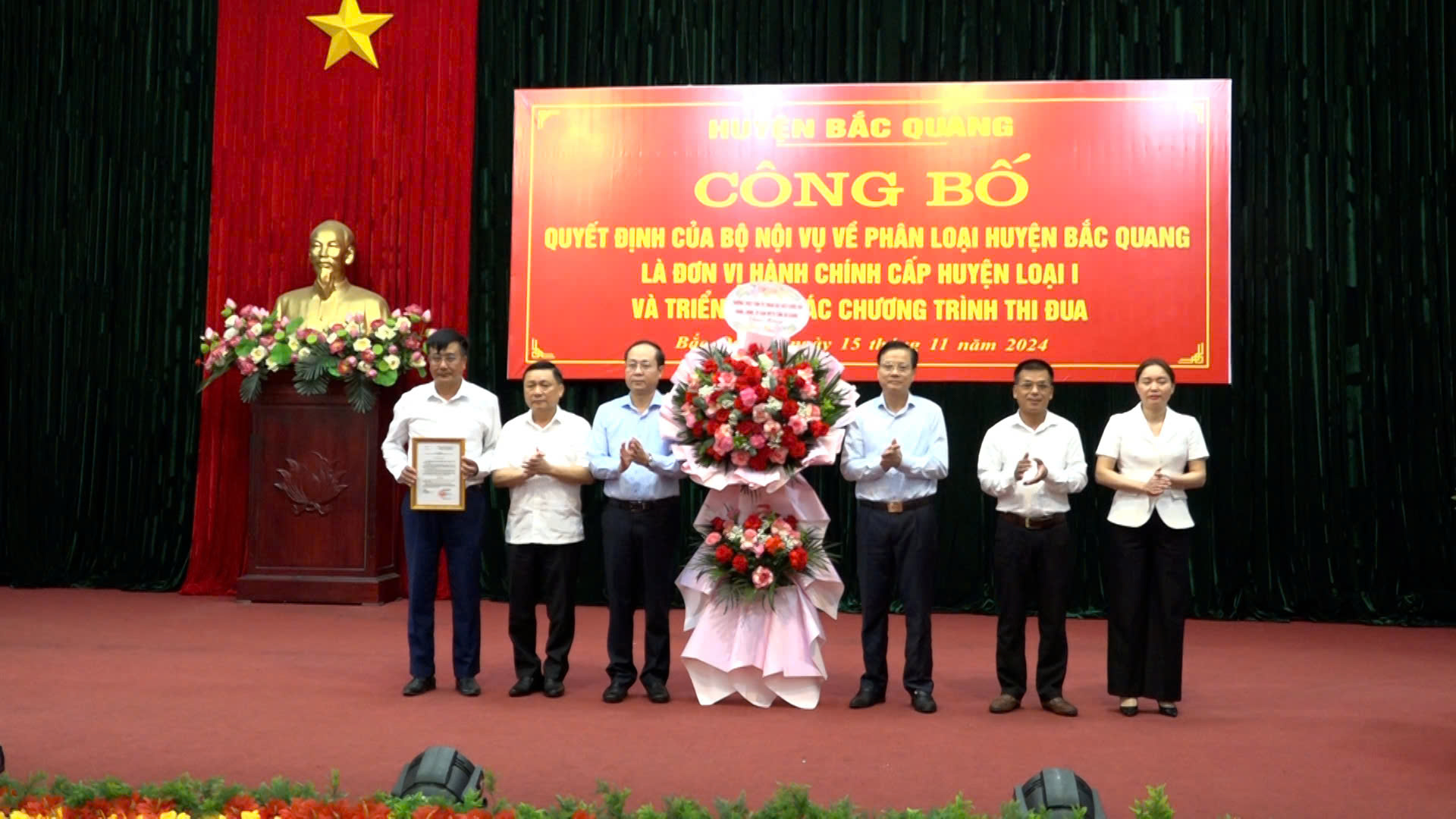 Bắc Quang công bố quyết định của Bộ Nội vụ phân loại huyện Bắc Quang là đơn vị hành chính cấp huyện loại I và triển khai các chương trình thi đua