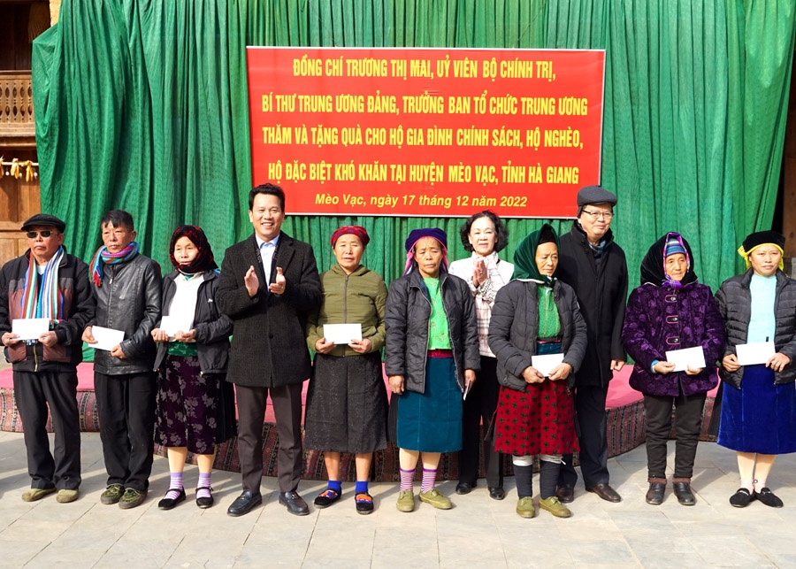 Trưởng ban Tổ chức T.Ư Trương Thị Mai dâng hoa tại Tượng đài Thanh niên xung phong và tặng quà tại huyện Mèo Vạc