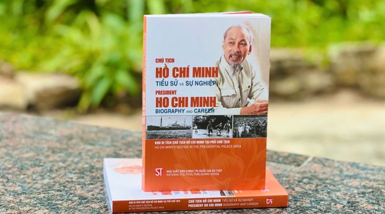 Xuất bản cuốn sách song ngữ về tiểu sử và sự nghiệp của Chủ tịch Hồ Chí Minh