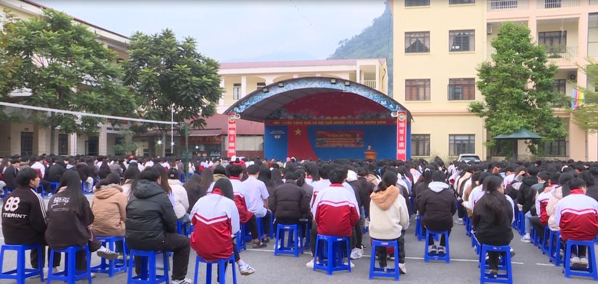 Trường THPT Lê Hồng Phong tuyên truyền kỷ niệm 80 năm ngày thành lập QĐND Việt Nam