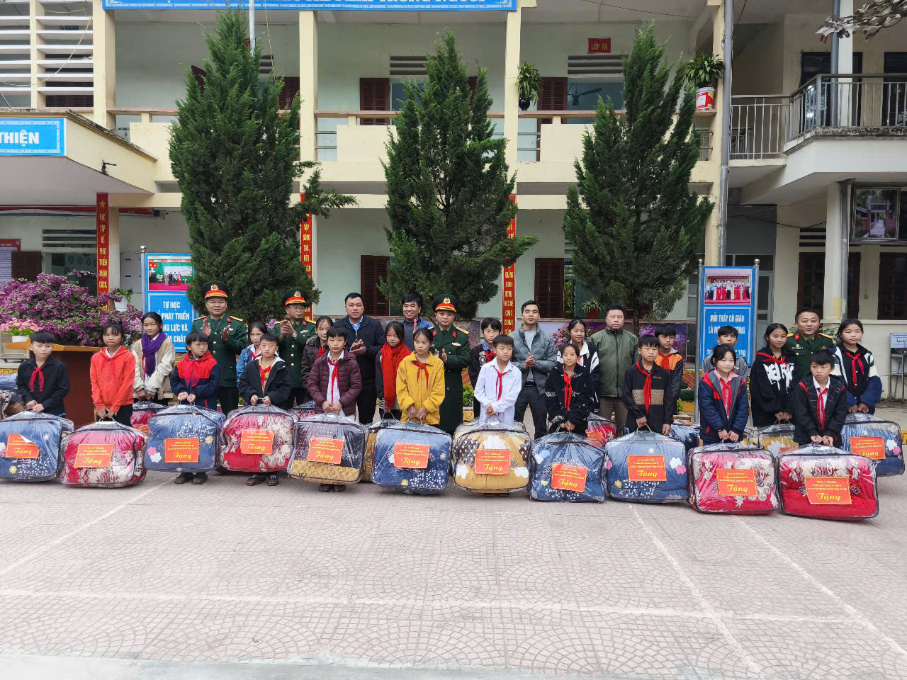 Chỉ huy trưởng Bộ CHQS tỉnh gửi tặng hơn 200 chăn ấm cho học sinh tại Bắc Mê
