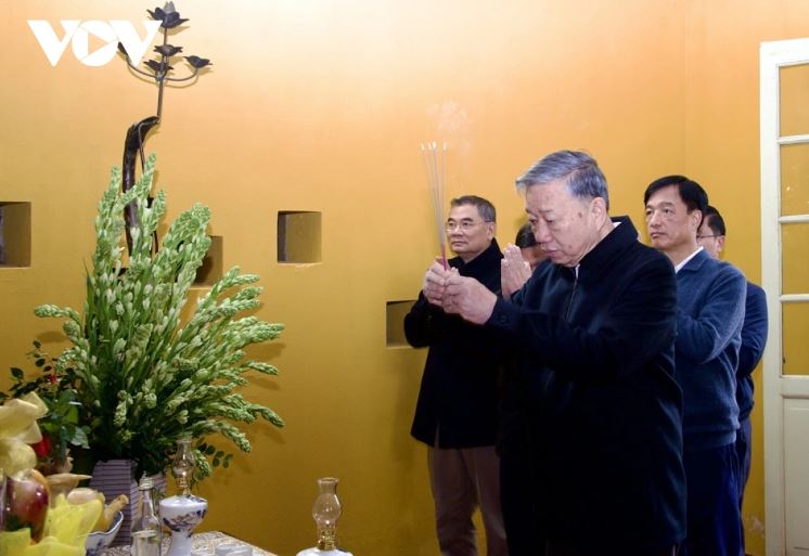 Tổng Bí thư Tô Lâm dâng hương tưởng niệm Chủ tịch Hồ Chí Minh tại Nhà 67