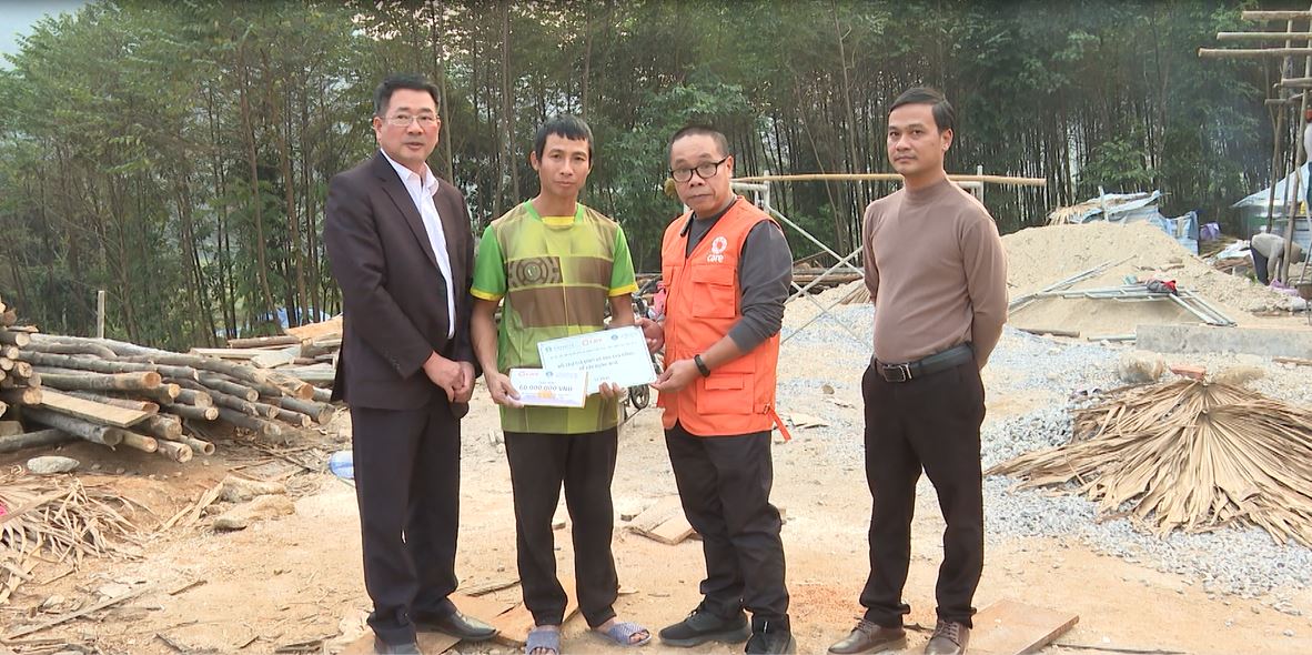 Tổ chức Care quốc tế tại Việt Nam và Sở NN&PTNT trao kinh phí hỗ trợ làm nhà tại Bắc Quang