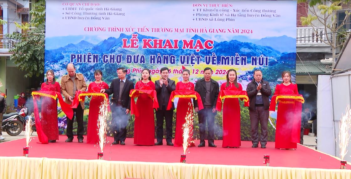 Khai mạc phiên chợ đưa hàng Việt về miền núi tại Đồng Văn