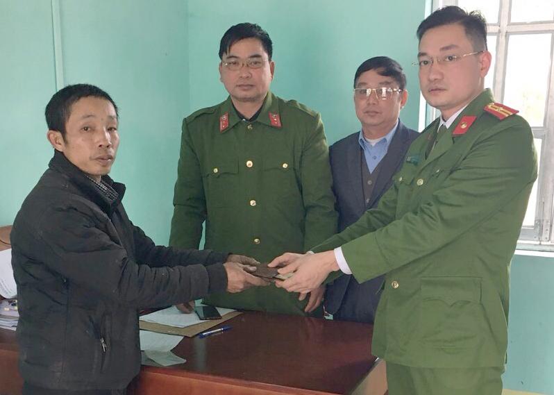 Công an xã Tiên Kiều( Bắc Quang) trả lại 12 triệu đồng cho người bị đánh rơi