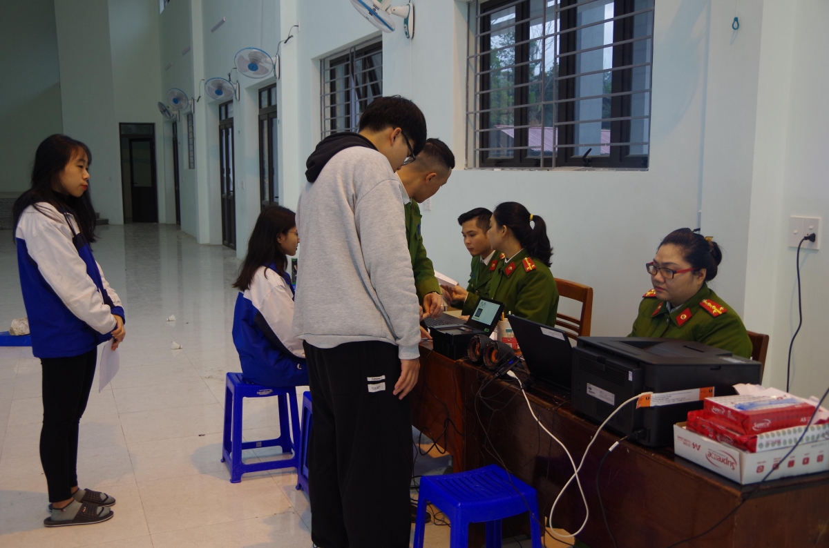 Lưu động làm Căn cước công dân cho học sinh các trường THPT