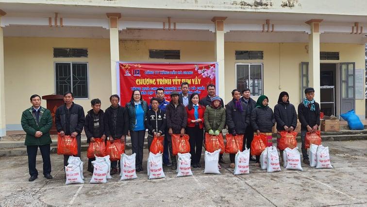 Công ty xăng dầu Hà Giang trao tặng quà tại huyện Yên Minh