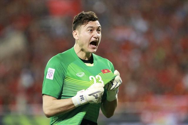 Sang Nhật Bản thi đấu, Đặng Văn Lâm khó dự AFF Cup