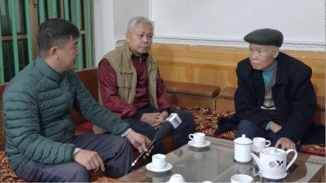 Người dân Hà Giang theo dõi phiên khai mạc Đại hội toàn quốc lần thứ XIII của Đảng