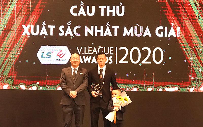 Văn Quyết giành cả hai danh hiệu lớn trong năm