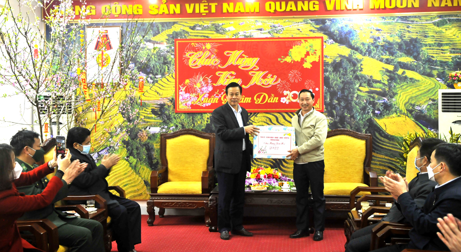 Chủ tịch UBND tỉnh Nguyễn Văn Sơn kiểm tra công tác chuẩn bị tết tại huyện Hoàng Su Phì