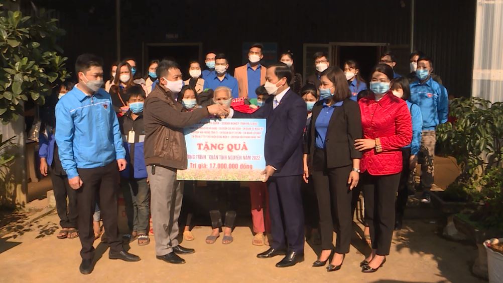 Đoàn khối Cơ quan - Doanh nghiệp tỉnh trao quà Tết cho Cơ sở Bảo trợ Dương Hiển