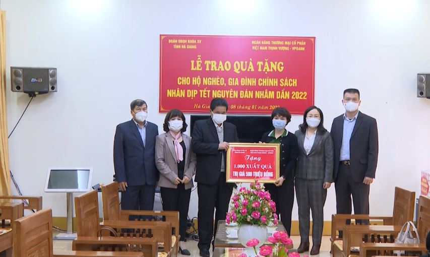 Trao tặng quà tết cho hộ nghèo nhân dịp Tết nguyên đán Nhâm Dần 2022