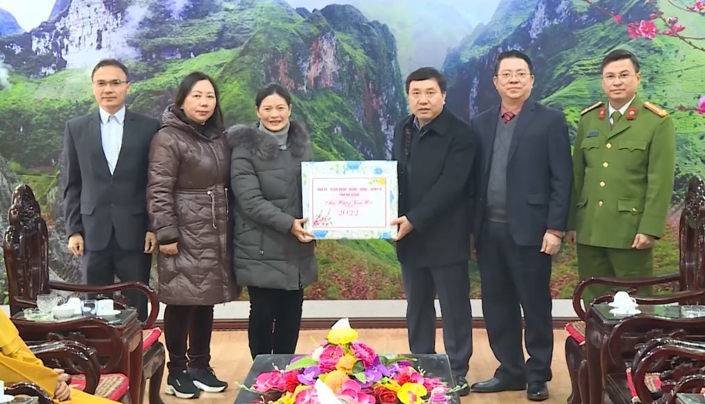 Phó Bí thư tỉnh ủy Nguyễn Mạnh Dũng chúc tết tại huyện Mèo Vạc