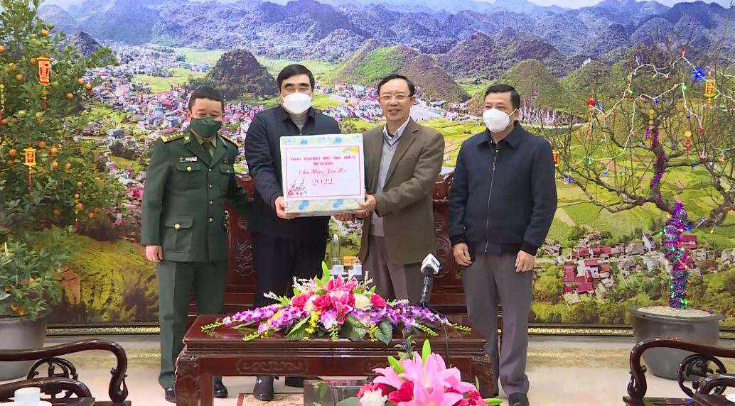Phó Bí thư TT Tỉnh ủy, Chủ tịch HĐND tỉnh Thào Hồng Sơn kiểm tra công tác chuẩn bị tết tại huyện Quản Bạ