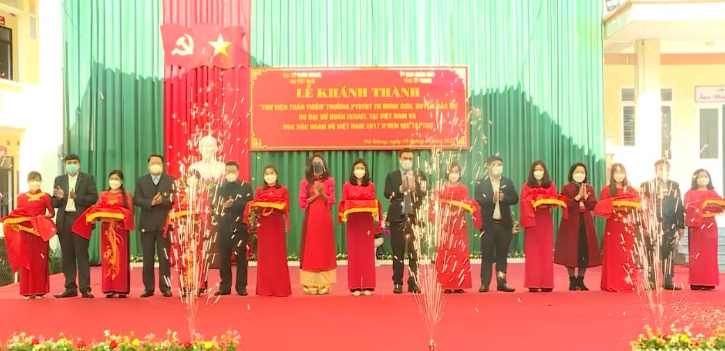 Đại sứ quán Israel và hoa hậu H’Hen Niê trao tặng “Thư viện thân thiện” tại Bắc Mê
