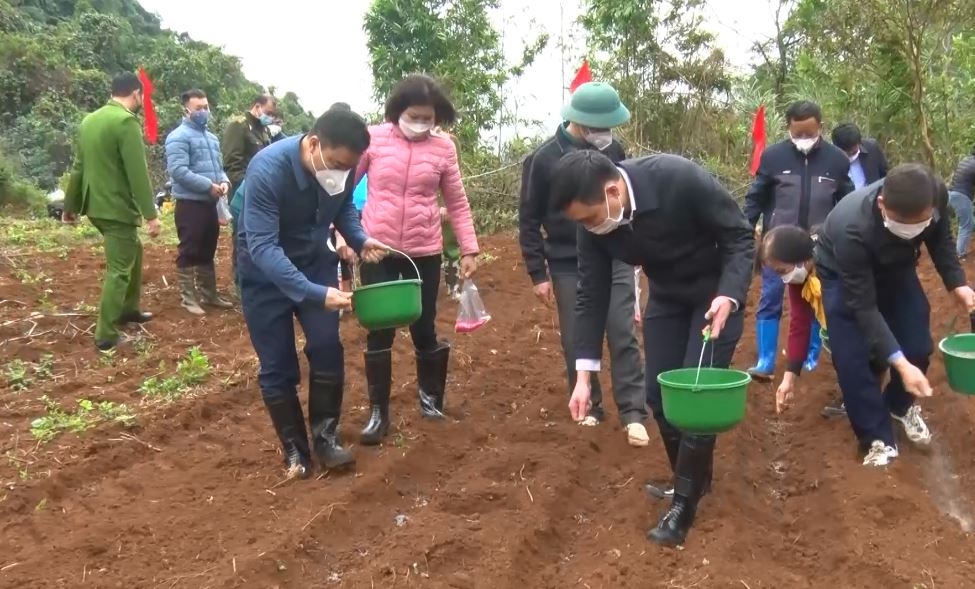 Phó Chủ tịch TT UBND tỉnh Hoàng Gia Long dự lễ hội xuống đồng tại xã Phong Quang, Vị Xuyên