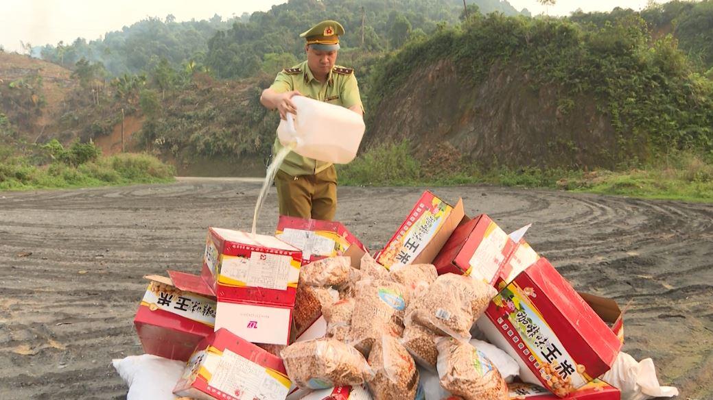 Đội QLTT số 1 TP Hà Giang tiêu hủy hàng hóa vi phạm