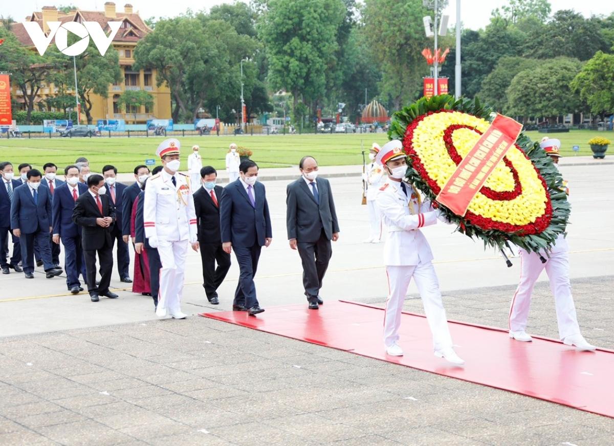 Đoàn đại biểu lãnh đạo Đảng, Nhà nước vào Lăng viếng Chủ tịch Hồ Chí Minh