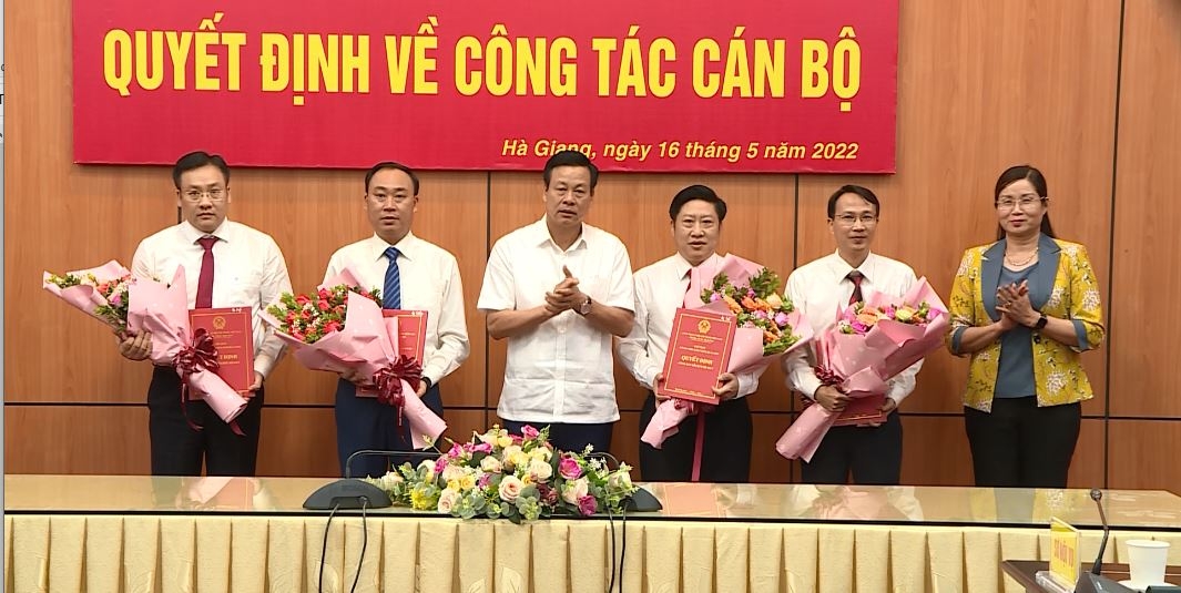 UBND tỉnh công bố quyết định về công tác cán bộ