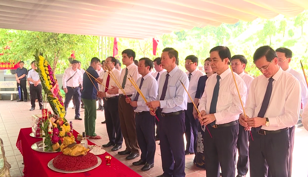 Chủ tịch UBND tỉnh Nguyễn Văn Sơn cùng đoàn công tác tỉnh Phú Thọ tri ân các anh hùng Liệt sỹ