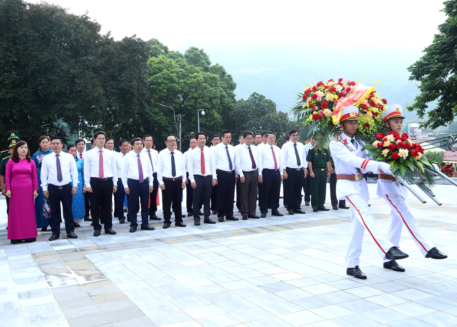 Lãnh đạo tỉnh Hà Giang dâng hoa trước Tượng đài Chủ tịch Hồ Chí Minh
