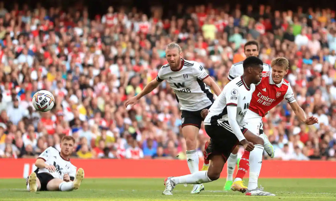 Arsenal toàn thắng bốn trận đầu Ngoại hạng Anh