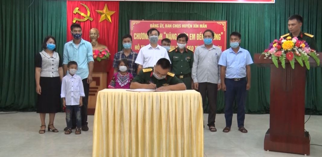 Phát động chương trình "Nâng bước em đến trường"