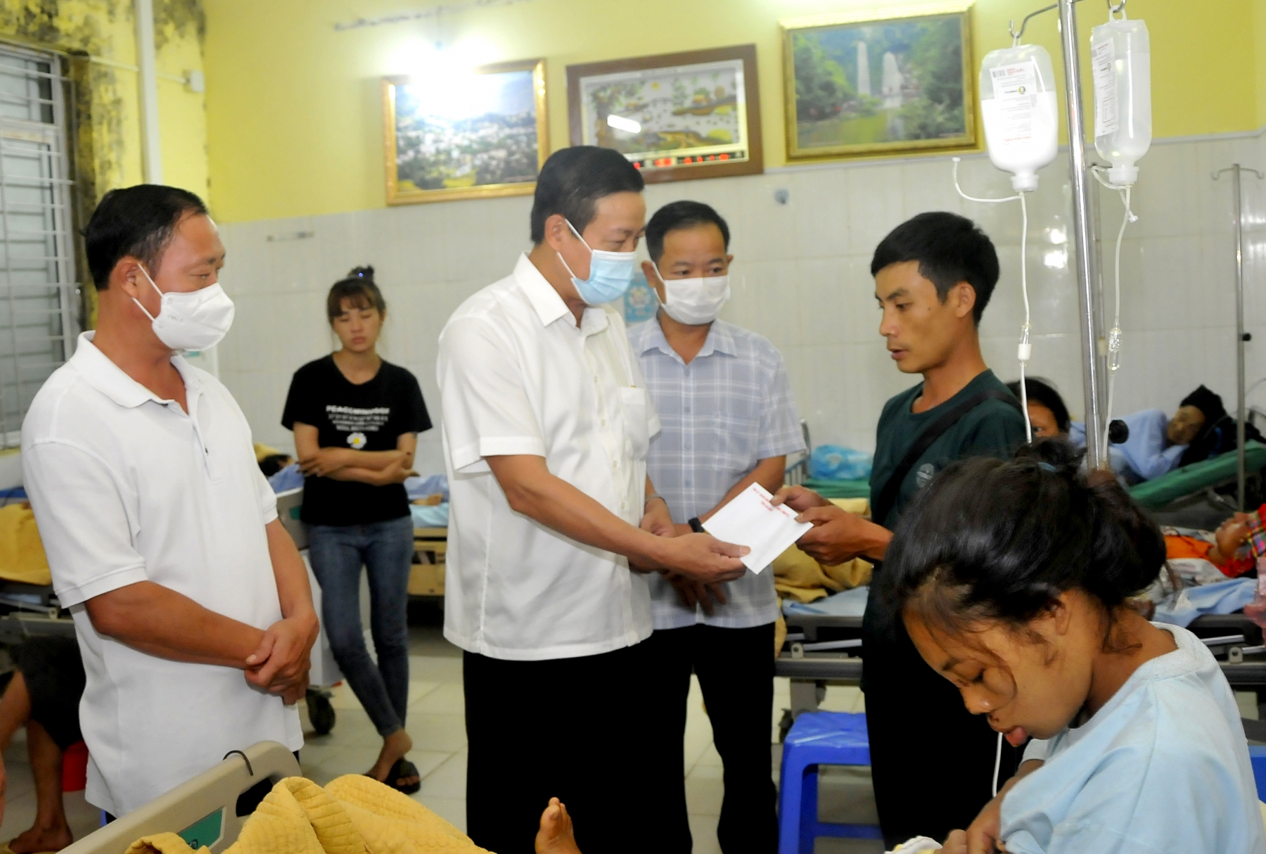 Chủ tịch UBND tỉnh Nguyễn Văn Sơn kiểm tra công tác khắc phục thiệt hại và thăm nạn nhân bị nạn do mưa lũ tại Hoàng Su Phì và Quang Bình