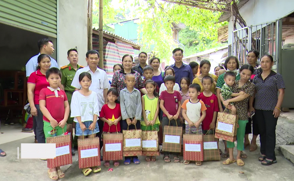 Ban Tổ chức Tỉnh ủy tặng quà Trung thu tại khu Hạ Sơn, phường Minh Khai, TP Hà Giang