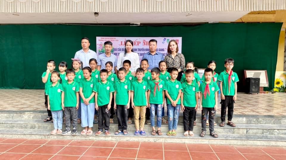 Đài PTTH Hà Giang tặng quà tết trung thu tại trường Tiểu học Quyết Tiến, Quản Bạ