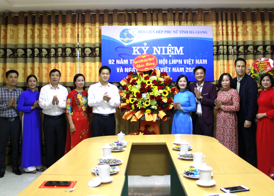 Trưởng ban Tuyên giáo Tỉnh ủy Vũ Mạnh Hà chúc mừng ngày Phụ nữ Việt Nam 20/10